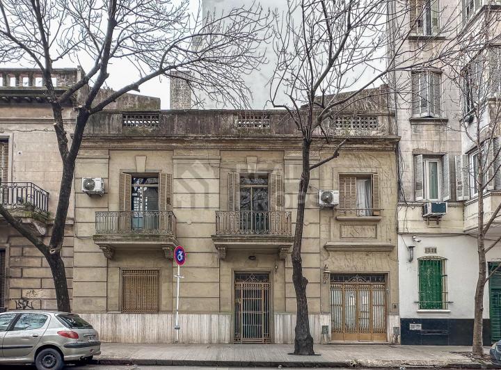 Casa · 300m² · 6 Ambientes · 1 Cochera