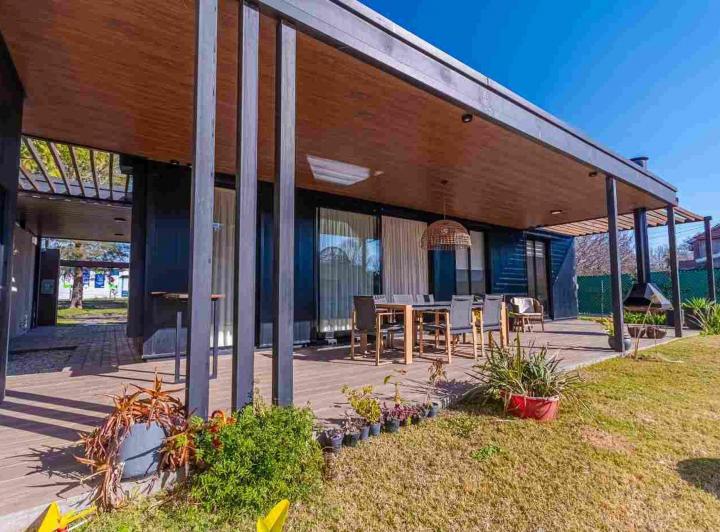 Casa · 70m² · 4 Ambientes · 2 Cocheras