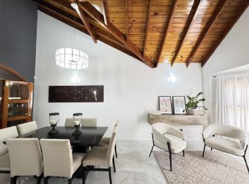 Casa · 135m² · 3 Ambientes · 2 Cocheras · Amplio Chalet de 3 Ambientes en Castelar