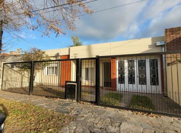 Casa · 255m² · 4 Ambientes · 2 Cocheras · Casa Alquiler Jardin Garage 2 Dorm. Planta Baja Gonnet City Bell