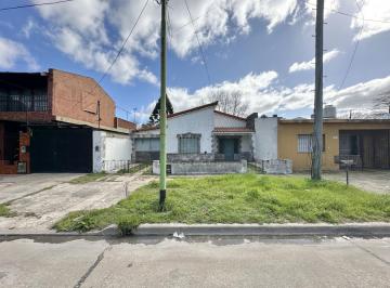 Casa · 85m² · 4 Ambientes · 1 Cochera · Casa en Venta de 4 Ambientes. con Patio y Cochera. Centro Campana