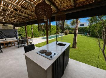 Casa · 192m² · 4 Ambientes · 4 Cocheras · Casa 4 Ambientes Parque y Pileta Moreno
