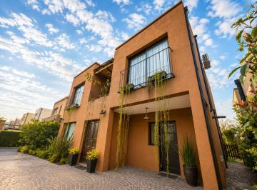 Casa · 192m² · 4 Ambientes · 4 Cocheras · Casa 4 Ambientes Parque y Pileta Moreno