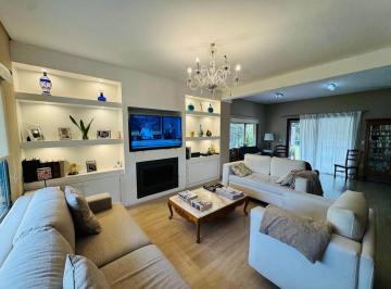 Casa · 140m² · 4 Ambientes · 2 Cocheras · Casa en Venta Barrio El Rocio