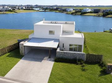 Casa · 222m² · 6 Ambientes · 5 Cocheras · Casa a La Laguna en San Sebastian