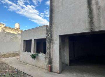 Casa · 235m² · 4 Ambientes · 2 Cocheras · Casa 4 Ambientes Amplios! con Fondo Parquizado y Entrada de Auto! a Terminar!