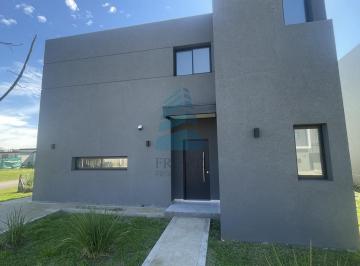 Casa · 130m² · 6 Ambientes · Alquiler - Casa 6 Ambientes con Jardin y Parrilla