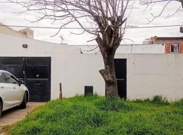 Casa · 60m² · 3 Ambientes · 1 Cochera · Casa en Venta en Los Hornos de 2 Dorm.