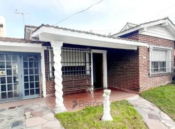 Casa · 120m² · 4 Ambientes · 1 Cochera · Casa en Castelar Norte