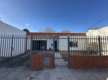Casa · 115m² · 4 Ambientes · 1 Cochera · Casa en Venta de 4 Ambientes. Lavadero. con Patio y Cochera. Centro Zarate