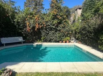 Casa · 200m² · 6 Ambientes · 3 Cocheras · Casa en La Lucila con Jardin, Parrilla y Pileta