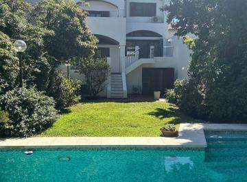 Casa · 200m² · 6 Ambientes · 3 Cocheras · Casa en La Lucila con Jardin, Parrilla y Pileta
