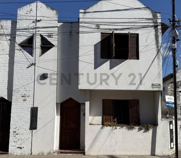 Casa · 93m² · 5 Ambientes · 2 Cocheras
