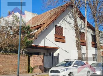 Casa · 177m² · 7 Ambientes · 3 Cocheras · Casa en Esquina con 3 Dorm., Gran Playroom y Cochera Para 3 Autos en Beccar