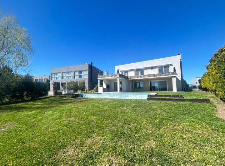 Casa · 240m² · 6 Ambientes · 6 Cocheras