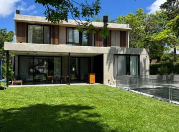 Casa · 260m² · 7 Ambientes · 3 Cocheras · Casa en Alquiler Temporario 4 Ambientes, Barrio Cerrado Lejeune