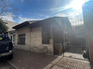 Casa · 93m² · 3 Ambientes · 1 Cochera · Casa en Venta en Lanus Este de 3 Ambientes con Espacio Guardacoche.