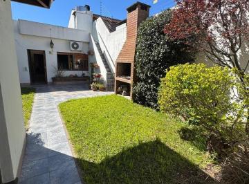 Casa · 140m² · 4 Ambientes · 2 Cocheras · Alquiler Casa 4 Ambientes con Parque, Parrilla y Cochera en Ramos Mejia Sur