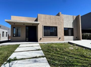 Quinta vacacional · 169m² · 5 Ambientes · 3 Cocheras · Casa Quinta en Venta en Santo Tomas, Derqui, Pilar