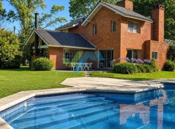 Casa · 205m² · 6 Ambientes · 1 Cochera · Casa en Doble Lote - Mapuche Country Club