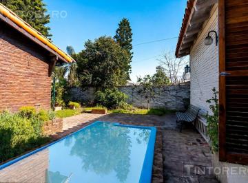 Casa · 231m² · 5 Ambientes · 2 Cocheras · Casa en Venta de 5 Ambientes con Parque y Pileta en Padua.