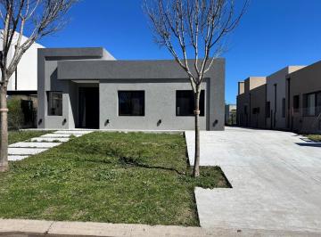 Quinta vacacional · 151m² · 5 Ambientes · 3 Cocheras · Casa Quinta en Venta en Santo Tomas, Derqui, Pilar