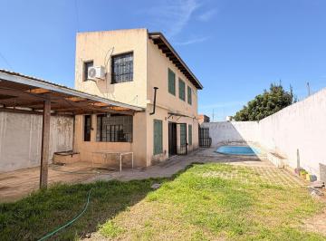 Casa · 102m² · 3 Ambientes · 1 Cochera · Casa 2 Dorm. ¡Apto Crédito! Una Excelente Oportunidad Tanto Para Vivienda Familiar Como Para I