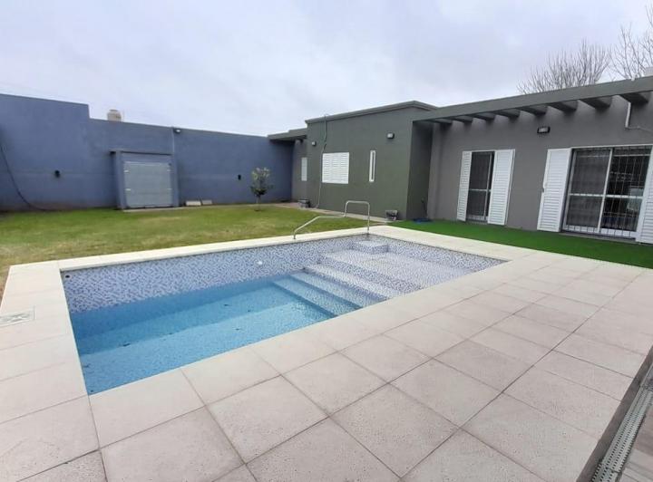 Casa · 135m² · 6 Ambientes · 3 Cocheras