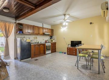 Casa · 70m² · 4 Ambientes · 1 Cochera · Casa 4 Amb Hurlingham con Parque y Pileta
