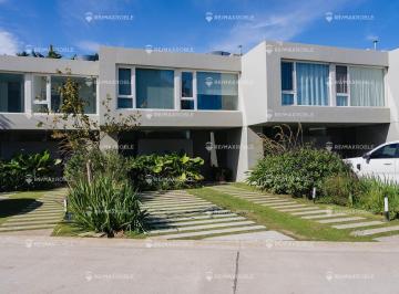 Casa · 142m² · 5 Ambientes · 2 Cocheras · Townhouse en Venta en Luciérnagas 5 Ambientes