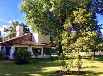 Casa · 231m² · 5 Ambientes · 4 Cocheras · Casa en Venta con Parque de 4600 m², en Zona Central del Club de Campo El Moro, Marcos Paz