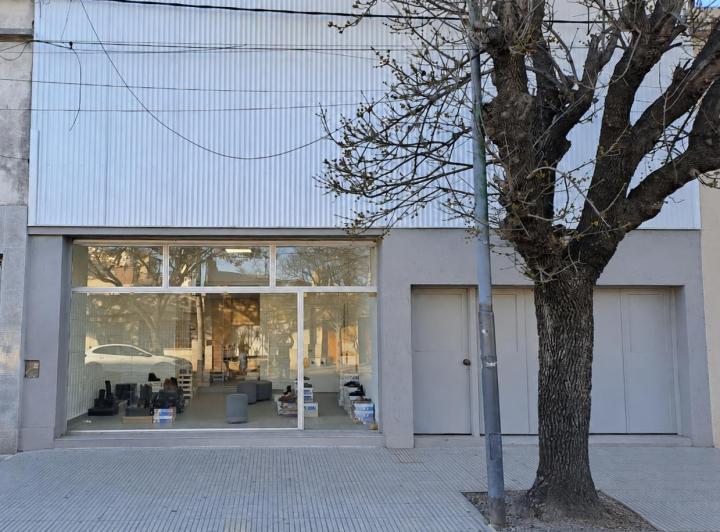Local comercial · 200m² · 4 Ambientes · 2 Cocheras