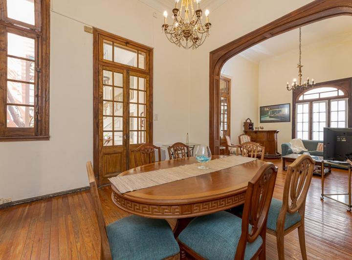 Casa · 200m² · 6 Ambientes · 1 Cochera