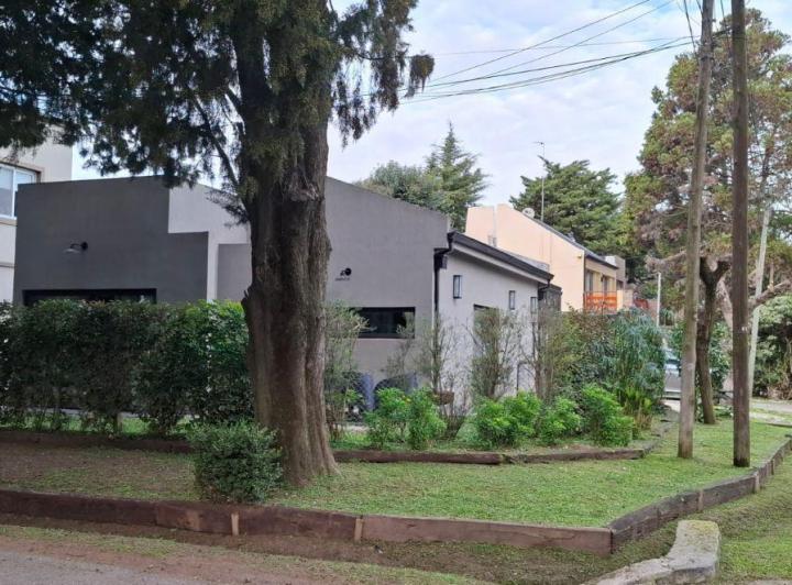 Casa · 84m² · 4 Ambientes · 2 Cocheras