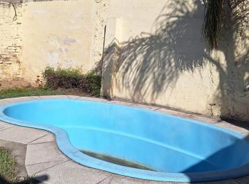 Casa · 82m² · 4 Ambientes · 1 Cochera · Casa en Venta Apto Crédito de 2 Dorm. en B° Altamira