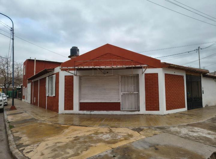 Casa · 221m² · 8 Ambientes · 1 Cochera