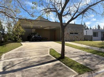 Casa · 176m² · 5 Ambientes · 2 Cocheras · Casa 5 Amb Venta El Cantón Norte Piscina Lote 800 m