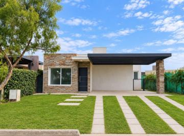 Casa · 210m² · 5 Ambientes · 1 Cochera · Pinares de Furlotti