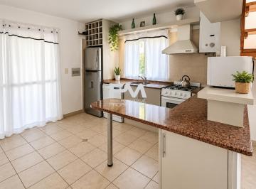 Casa · 160m² · 4 Ambientes · 4 Cocheras · Casa en Alquiler Anual 4 Ambientes con Pileta