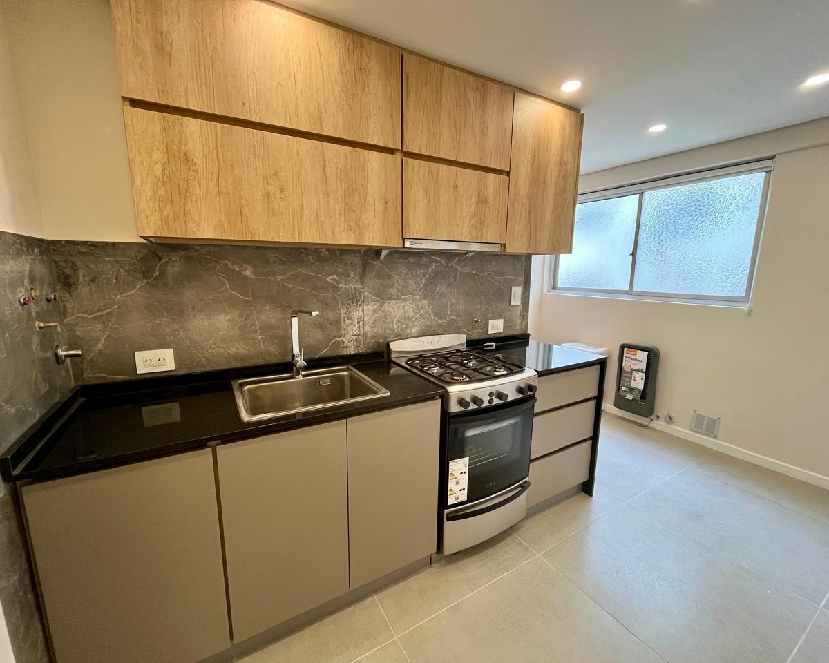 Espectacular departamento de 3 ambientes + dependencia al frente con balcon corrido