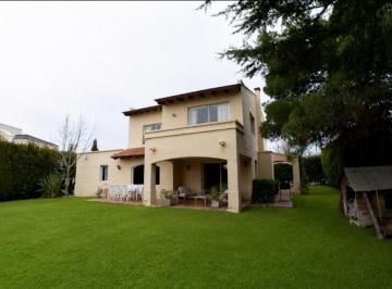 Casa · 240m² · 3 Dormitorios · 1 Cochera · Casa Venta