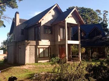 Casa · 386m² · 6 Dormitorios · 2 Cocheras · Calle, Esq. 22, Los Acantilados.