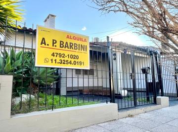 Casa de 3 ambientes, San Isidro · Martínez: Casa en 1 Planta Gran Jardín. Lote 8,66x34. 2 Dorm., Quincho y Parrilla. Pintada!