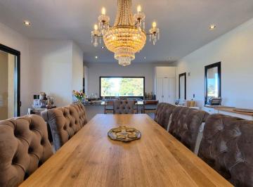 Casa · 170m² · 4 Ambientes · 2 Cocheras · Venta de Casa en Area 60 - La Victoria