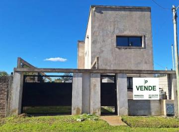Casa · 96m² · 3 Ambientes · 2 Cocheras · Casa en Villa Parque Sicardi