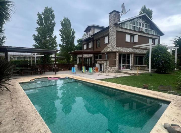 Casa · 400m² · 5 Ambientes · 2 Cocheras