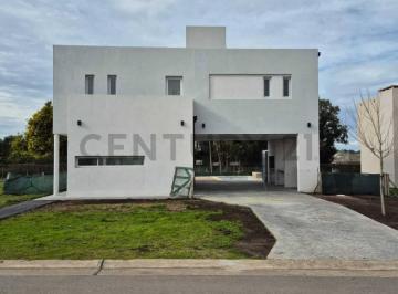 Casa · 135m² · 4 Ambientes · 2 Cocheras · Se Vende Casa a Estrenar 4 Amb Arenas Chico