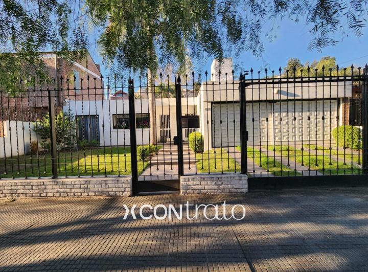 Casa · 223m² · 5 Ambientes · 2 Cocheras