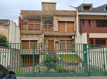 Casa · 275m² · 5 Ambientes · 3 Cocheras · Venta | Monte Castro | Casa de 4 Dorm. con Jardín, Terrazas y Garage Para 3 Autos
