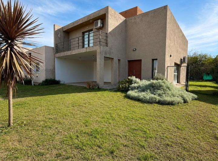 Casa · 180m² · 4 Ambientes · 2 Cocheras